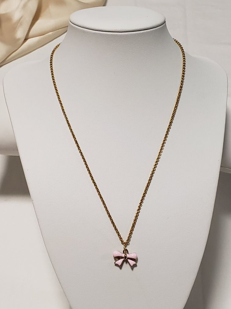 Fio em aço inoxidável dourado, com um lindo laço.