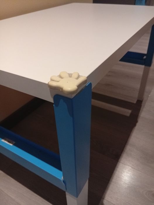 biurko dziecięce IKEA z serii PÅHL w kolorze białym z niebieskimi akce