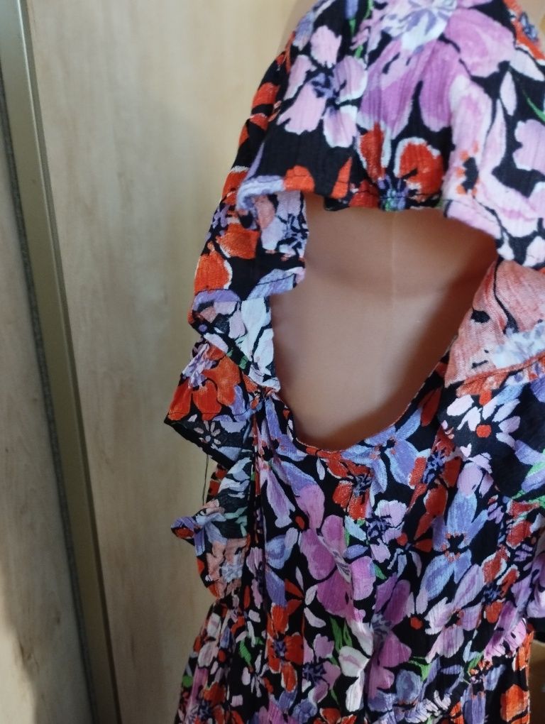 Kwiecista sukienka z falbankami i dekoltem halter w rozmiarze 3XL, 4XL