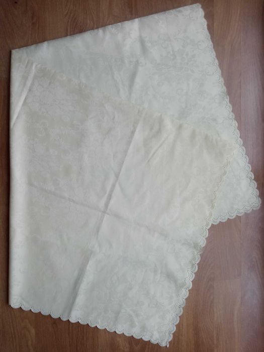 Obrus z plamkami ecru Materiał 140 x 140 cm z błyszczącym wzorem