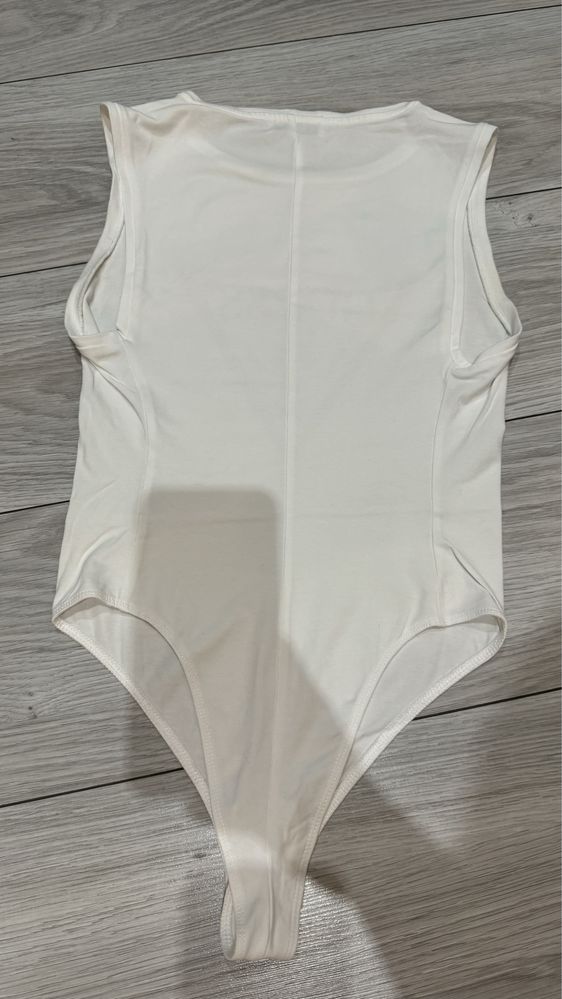 Śliczne body oryginalne guess białe z dużym logo rozm.XS