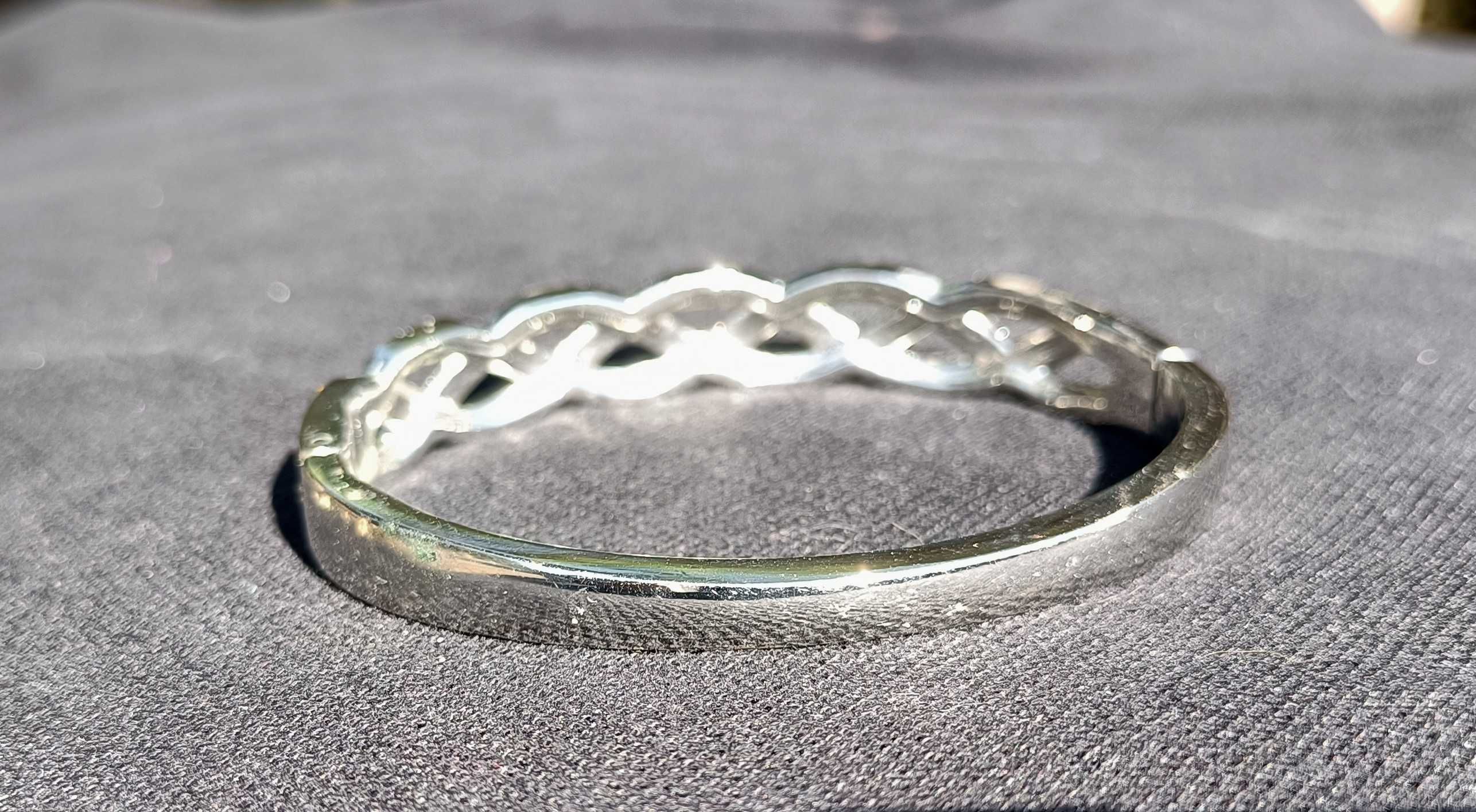 Pulseira metal prateado e pedras