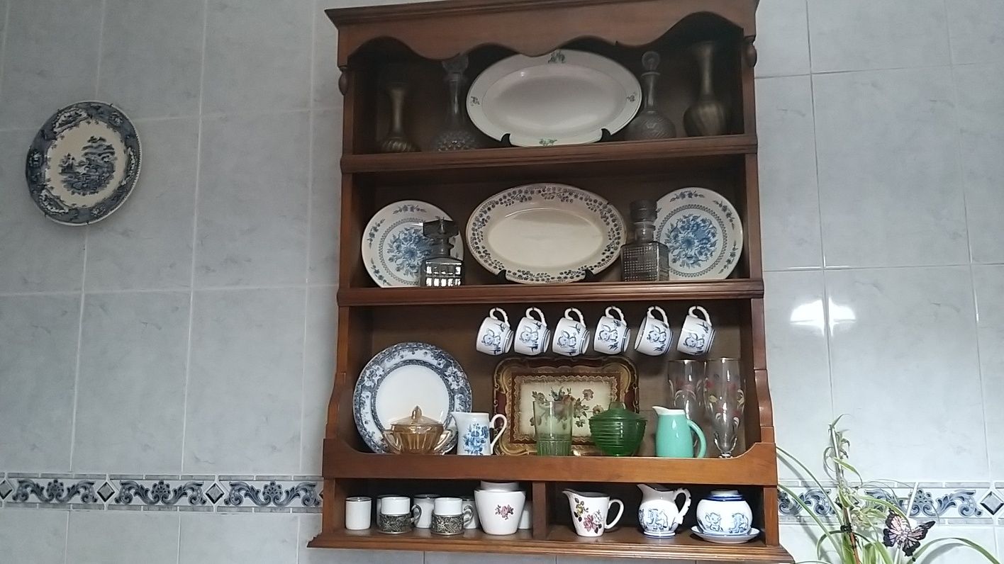 Vendo escaparate, altura 193x83 de largura com todo o recheio,