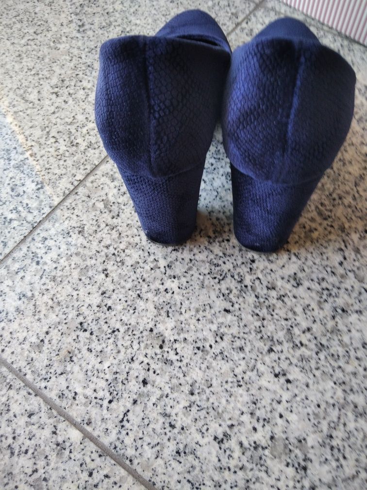 Sapatoa azuis em veludo.
