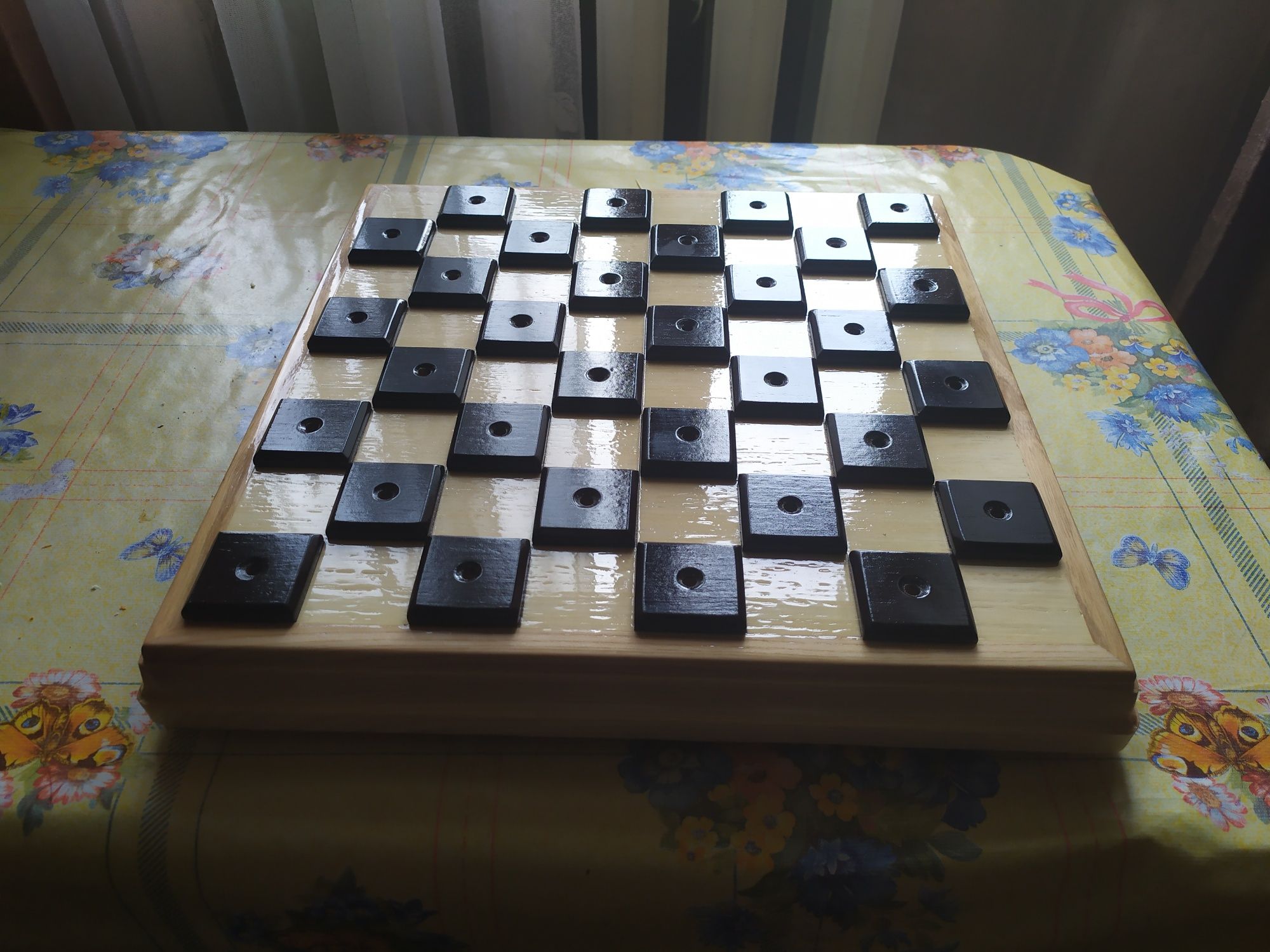 Шахматная доска с комплектом шашек для незрячих и слабовидящих