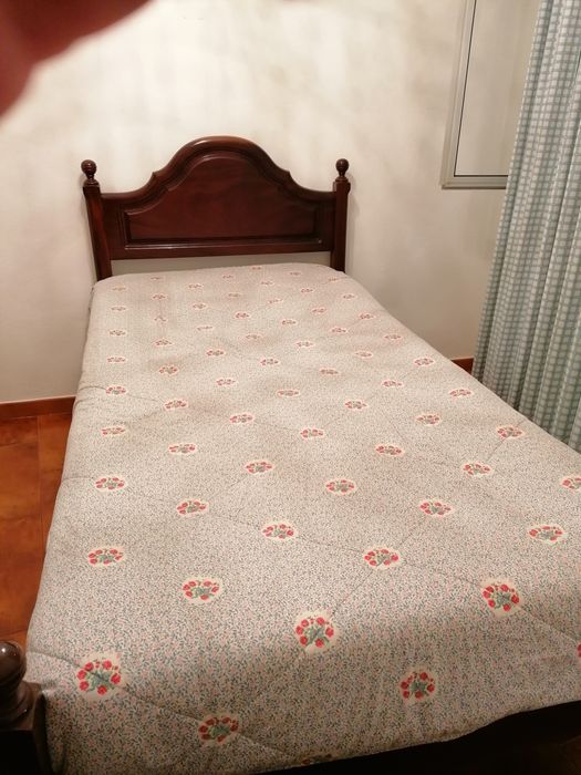 Cama de madeira. Design clássico