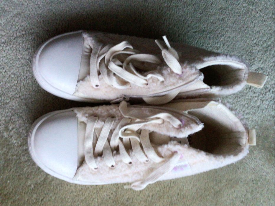 Botas cinzentas e sapatilhas bege com pelo t33