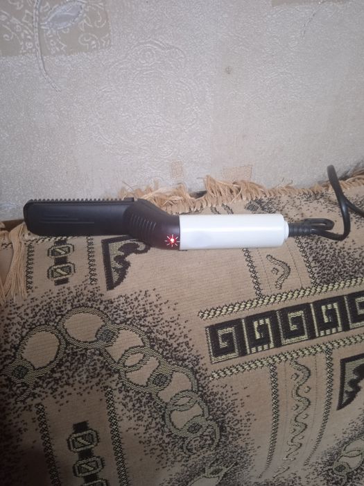 Выпрямитель для волос майже новий