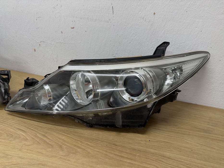 Lampy przednie Toyota Previa III, Sienna 09-19r xenon, komplet