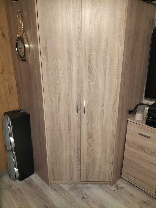 Szafa narożna  na ubrania wiszące i z półkami