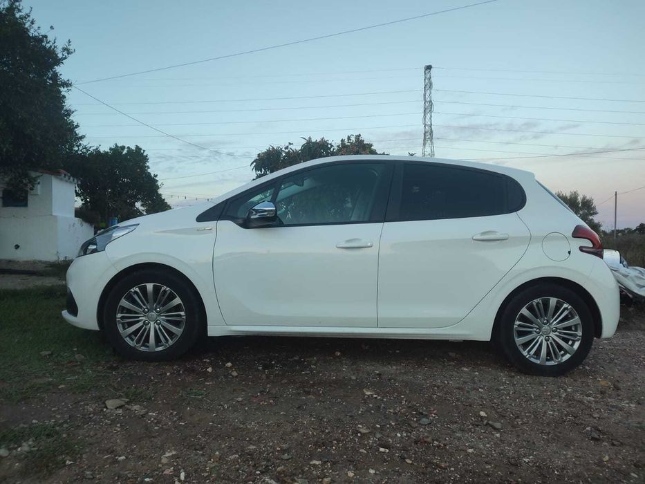 Peugeot 208 1.2 2018 com  37,500 kM