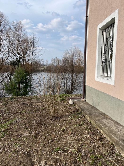Будинок поряд водойми! Ідеально!