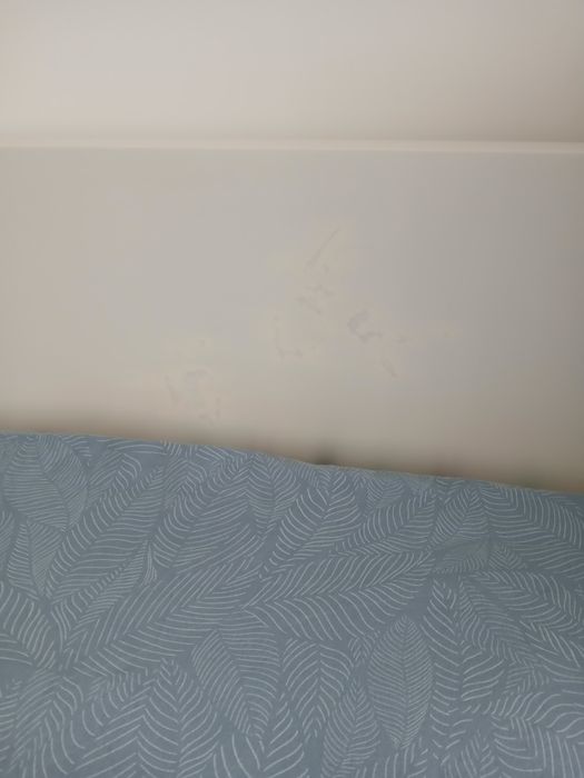 Cama com colchão, cómoda e mesa de cabeceira