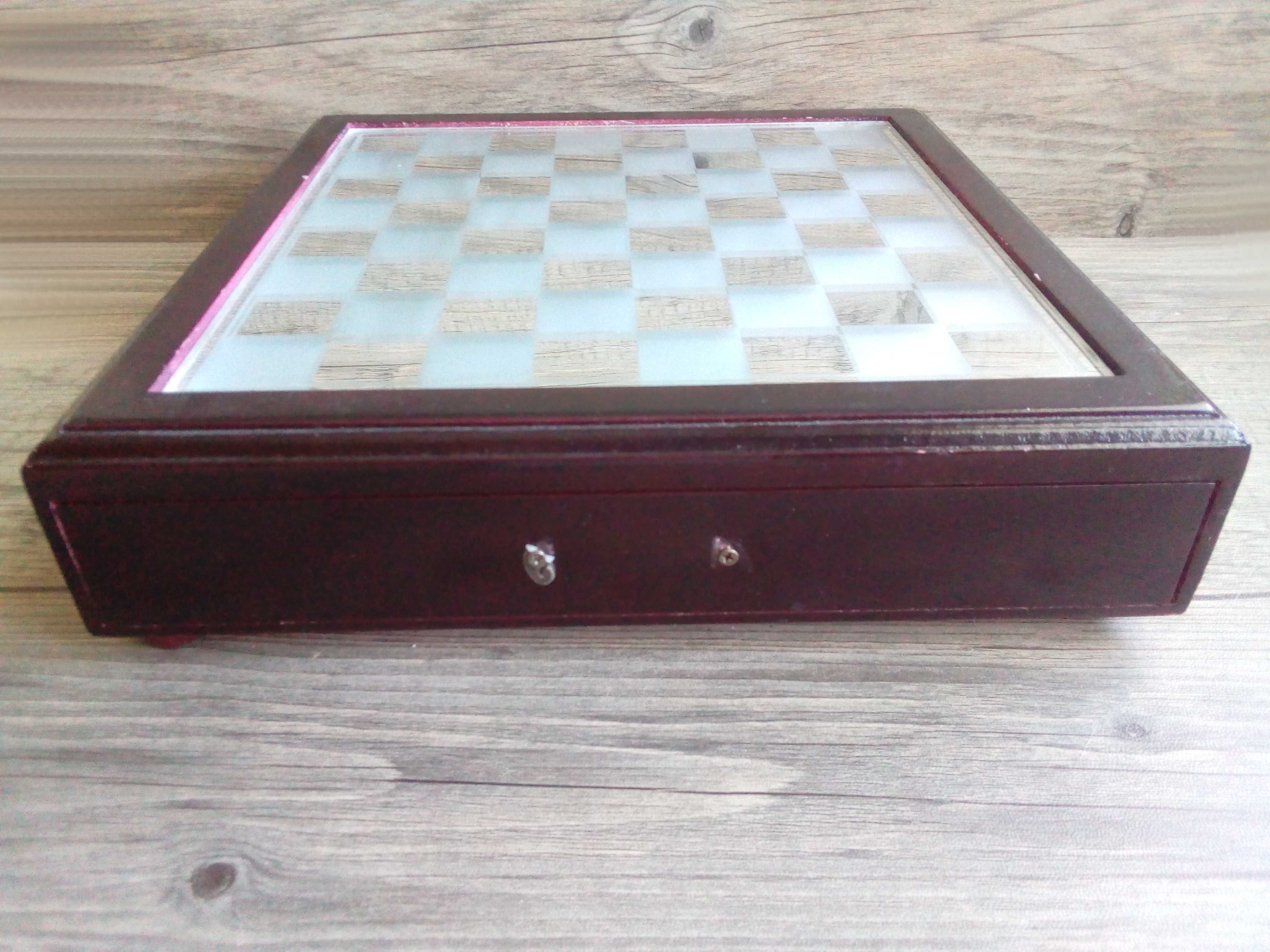 szachy szklane w drewnianym pudełku