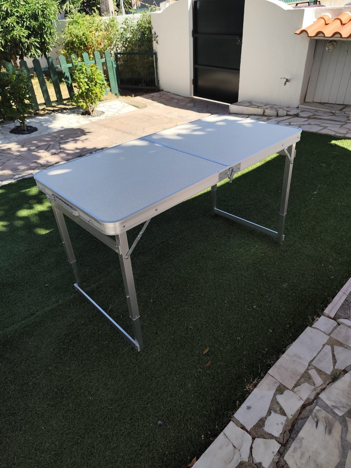 Mesa de campismo dobrável