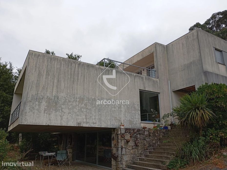 Moradia T4 com umas divisões elaboradas em vista da mobilidade, ótima