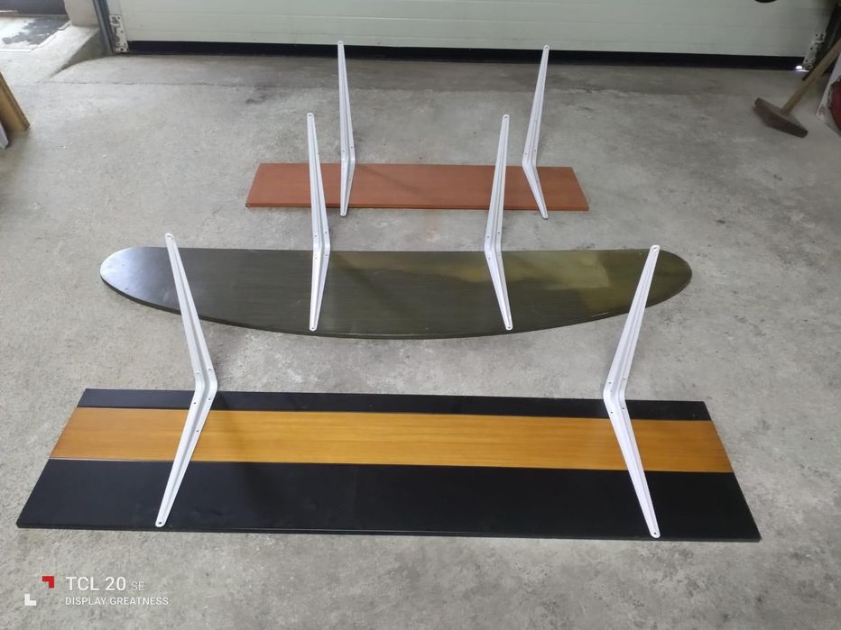 Conjunto de prateleiras com suportes metálicos – 50€ (ou 20€ cada)