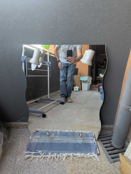 Espelho de casa de banho com luzes e prateleira