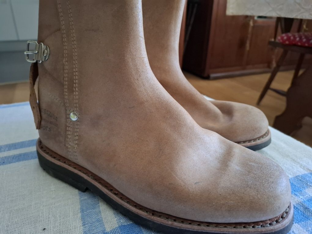 Botas em pele novas