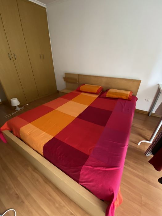 Cama de casal c/ cabeceira e mesa