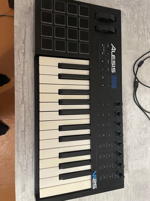 Миди клавиатура Alesis vi25