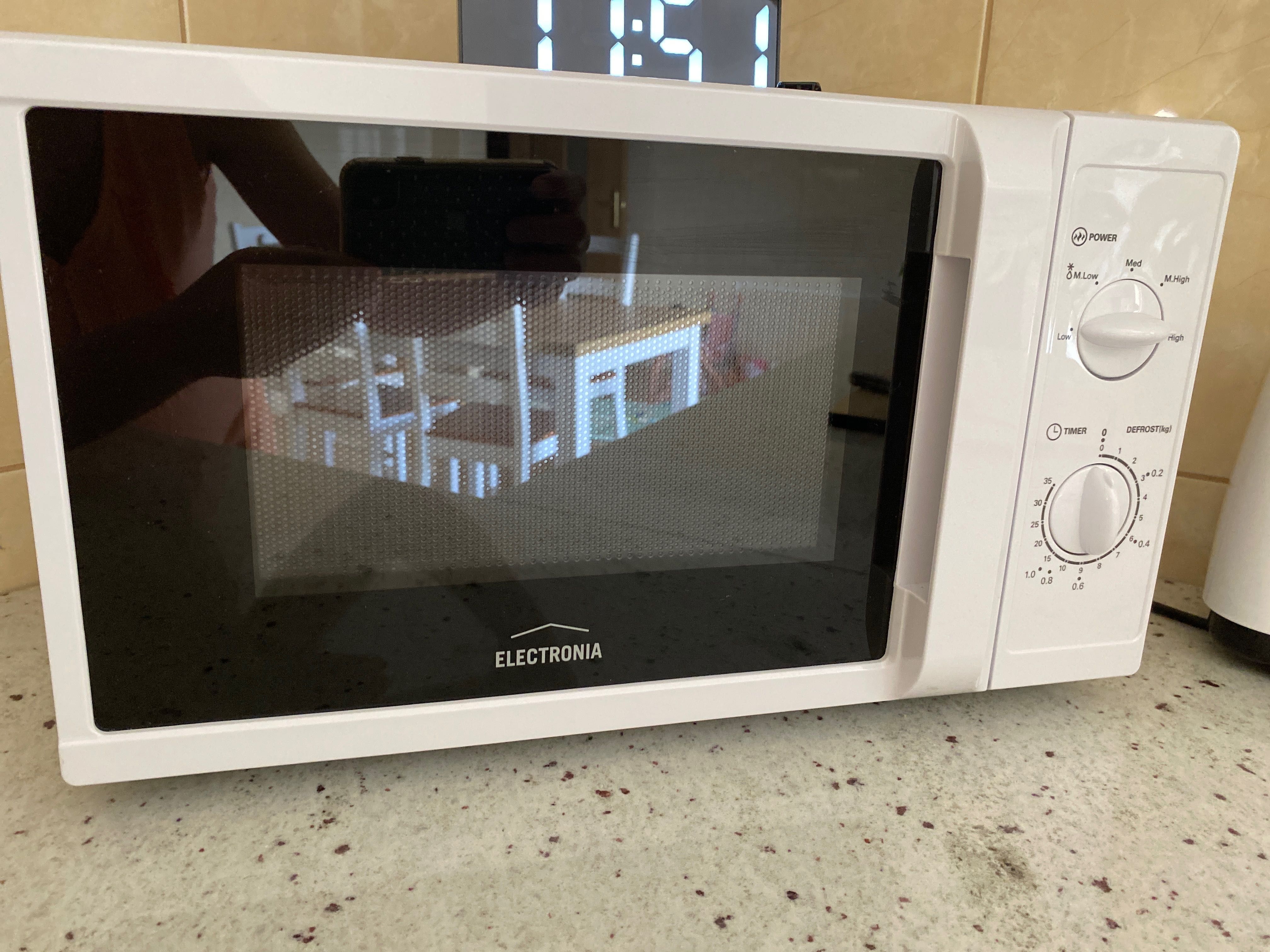 Microondas marca eletronia branco a funcionar perfeitamente