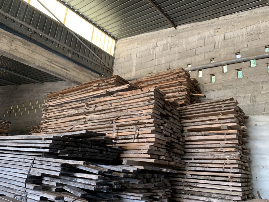 Madeiras secas em armazém