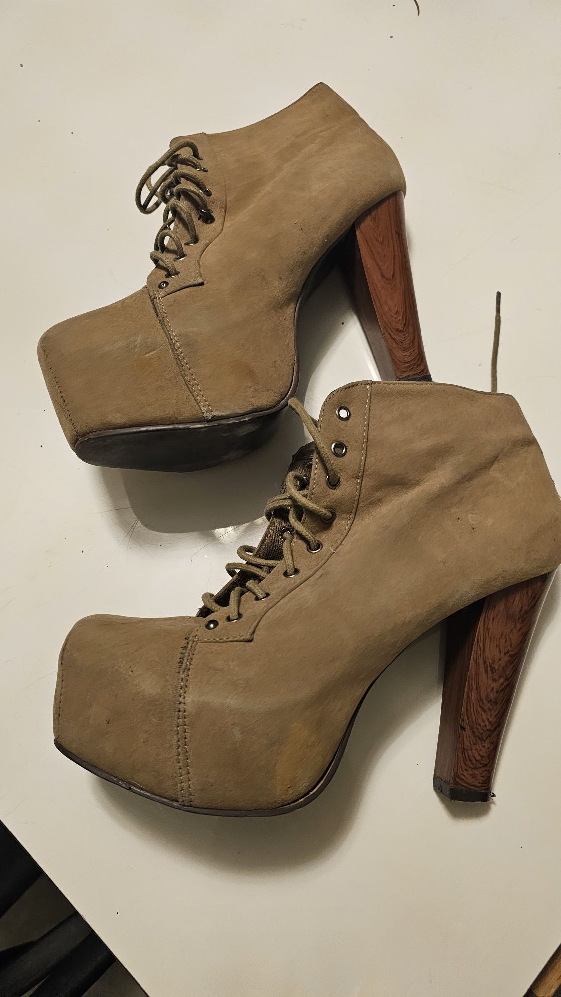 Buty na wysokich spodach 40