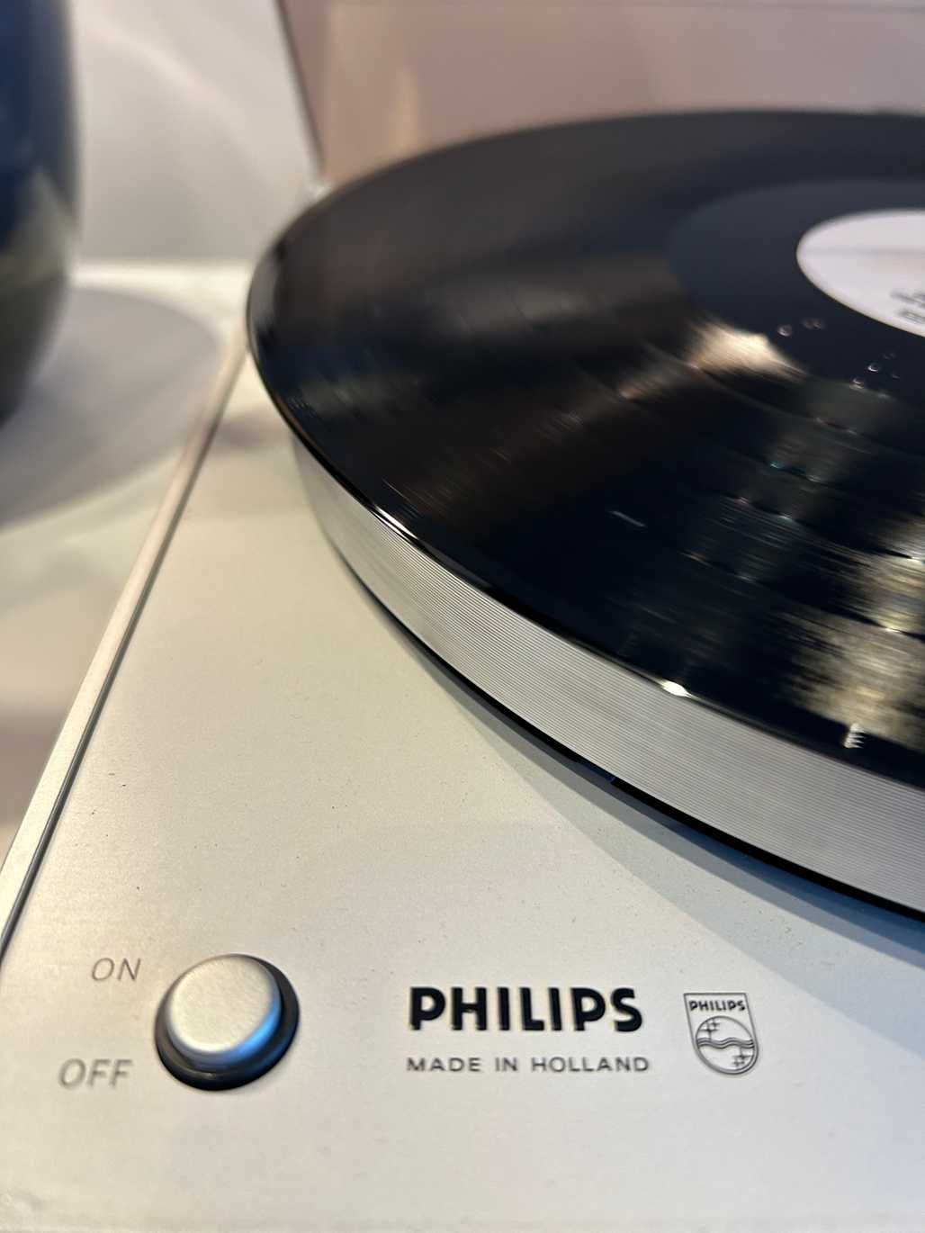 Gira-discos Philips 212 – Minimalismo retro com som analógico puro