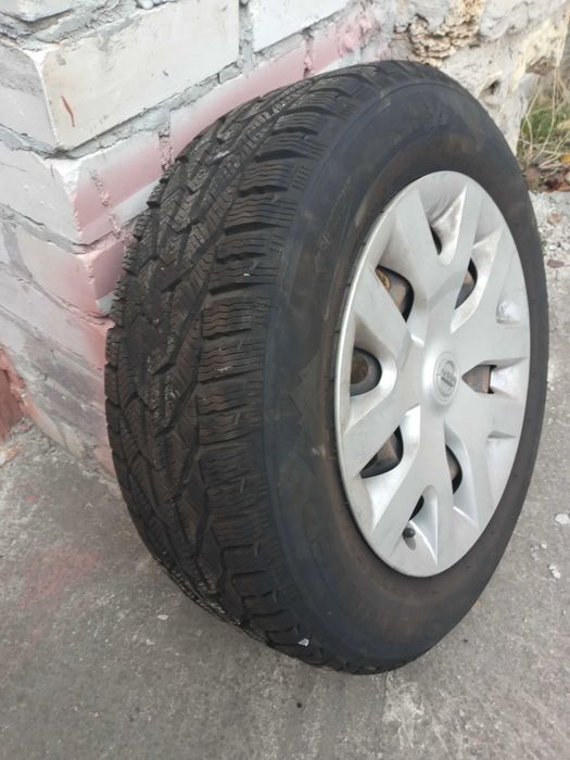 Комплект зимней резини с дисками и колпаками нисан кашкай 215/65 r16