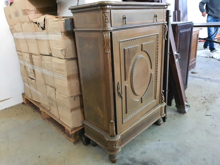 Móvel antigo em madeira