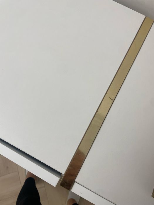 Komoda biała ze złotymi zdobieniami