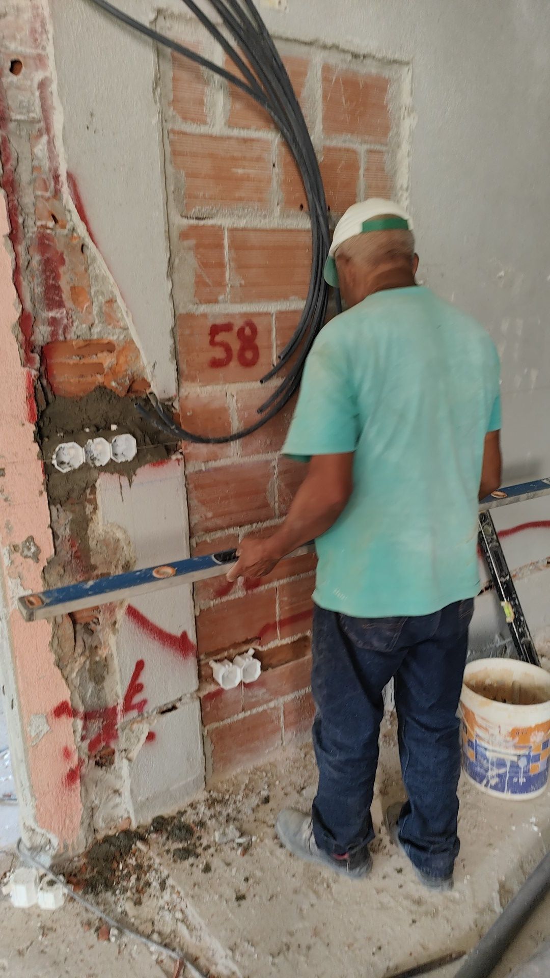 Empreiteiro - trabalhos de construção civil .