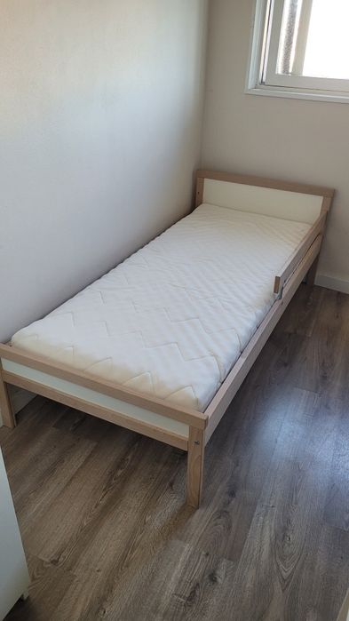 Cama+estrado+colchão+capa de protecção transição criança IKEA