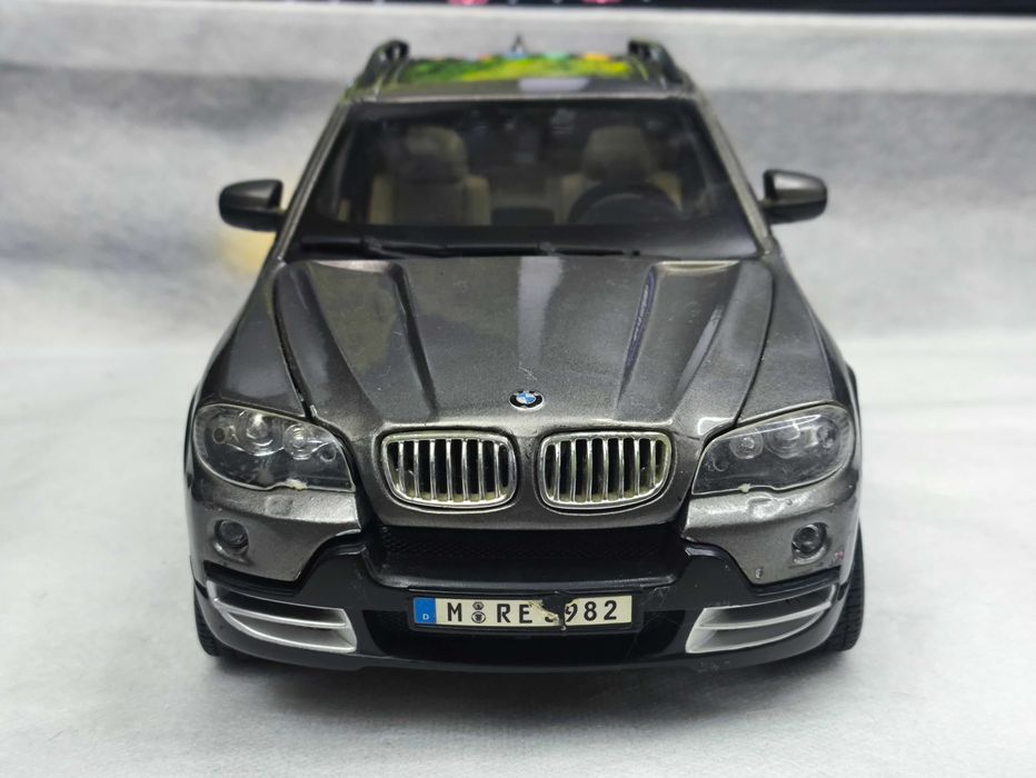 Модель BMW X5 1/18 Bburago