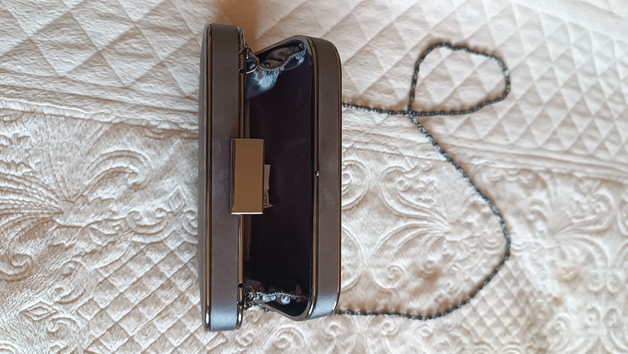 Pochete cinza metalizada da Biju