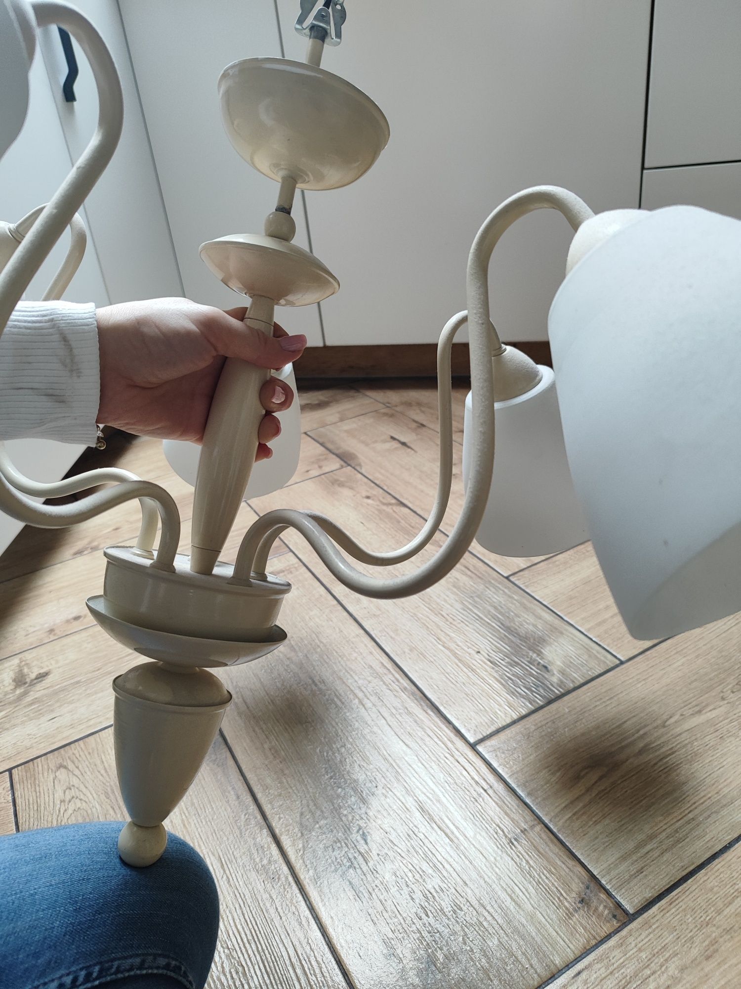 Lampa sufitowa vintage klasyczna beżowa białe klosze