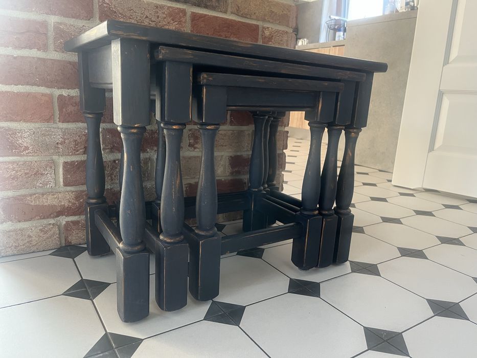 Zestaw stolików dębowych z toczonymi nogami