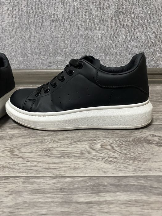 Стильні чорні кросівки на платформі