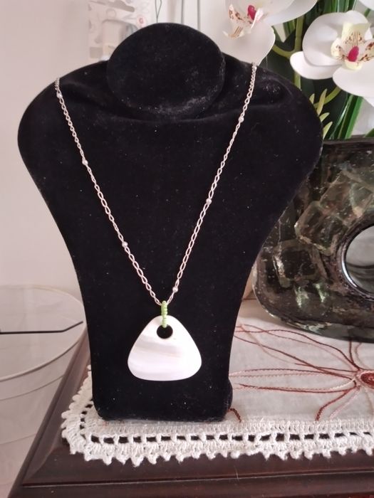 Colar de prata com bolinhas antigo. Oferta de pendente madrepérola