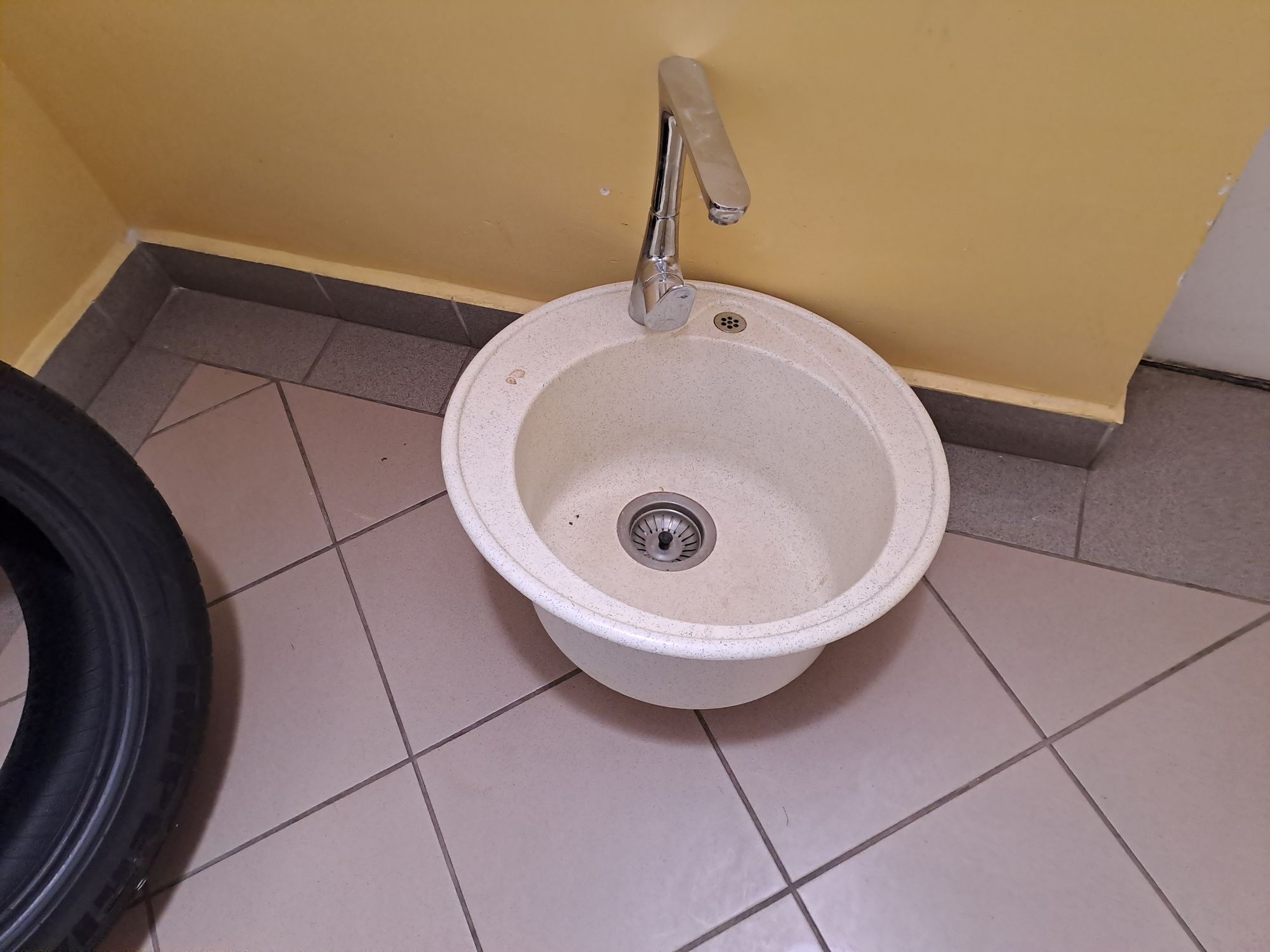Zlew z kranem w bardzo dobrym stanie