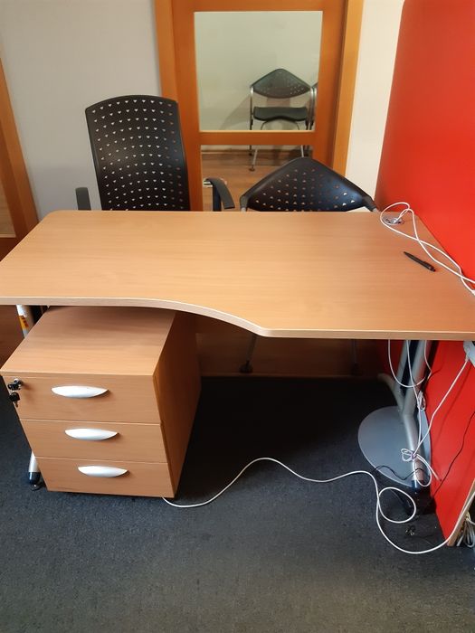 Biurko z zamykaną szafką