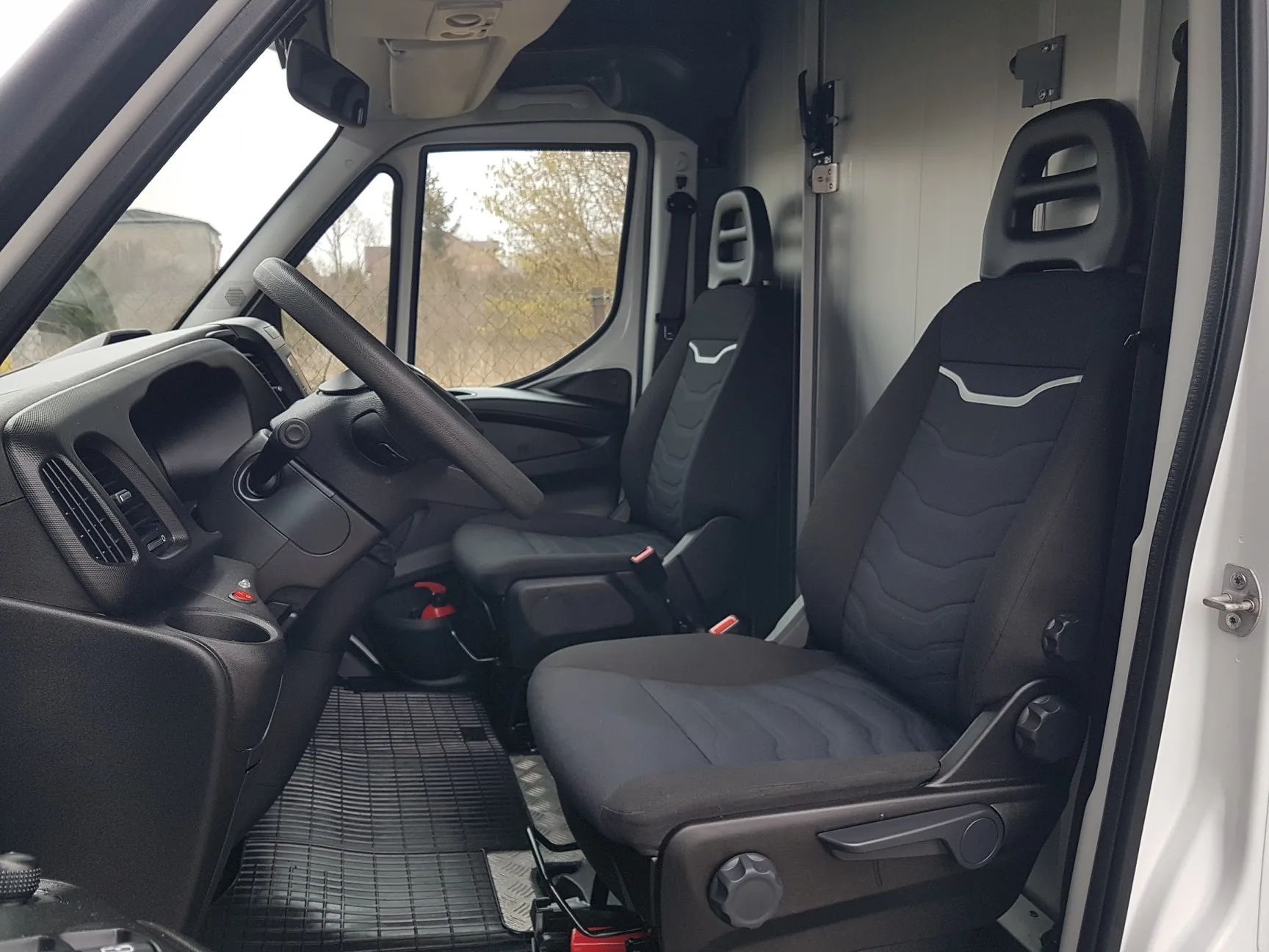 Iveco DAILY KONTENER NISKOPODŁOGOWY 4,43x2,23x2,42 SKLEP BAR FOODTRUCK KAMPER KLIMA  Kontener Niskopodłogowy 4,43x2,23x2,42 Sklep Kamper Foodtruck Bar AC