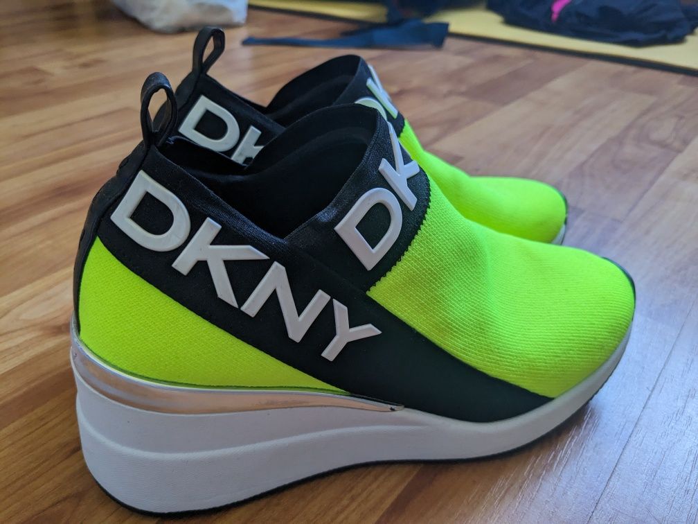 Кросівки з підйомом DKNY