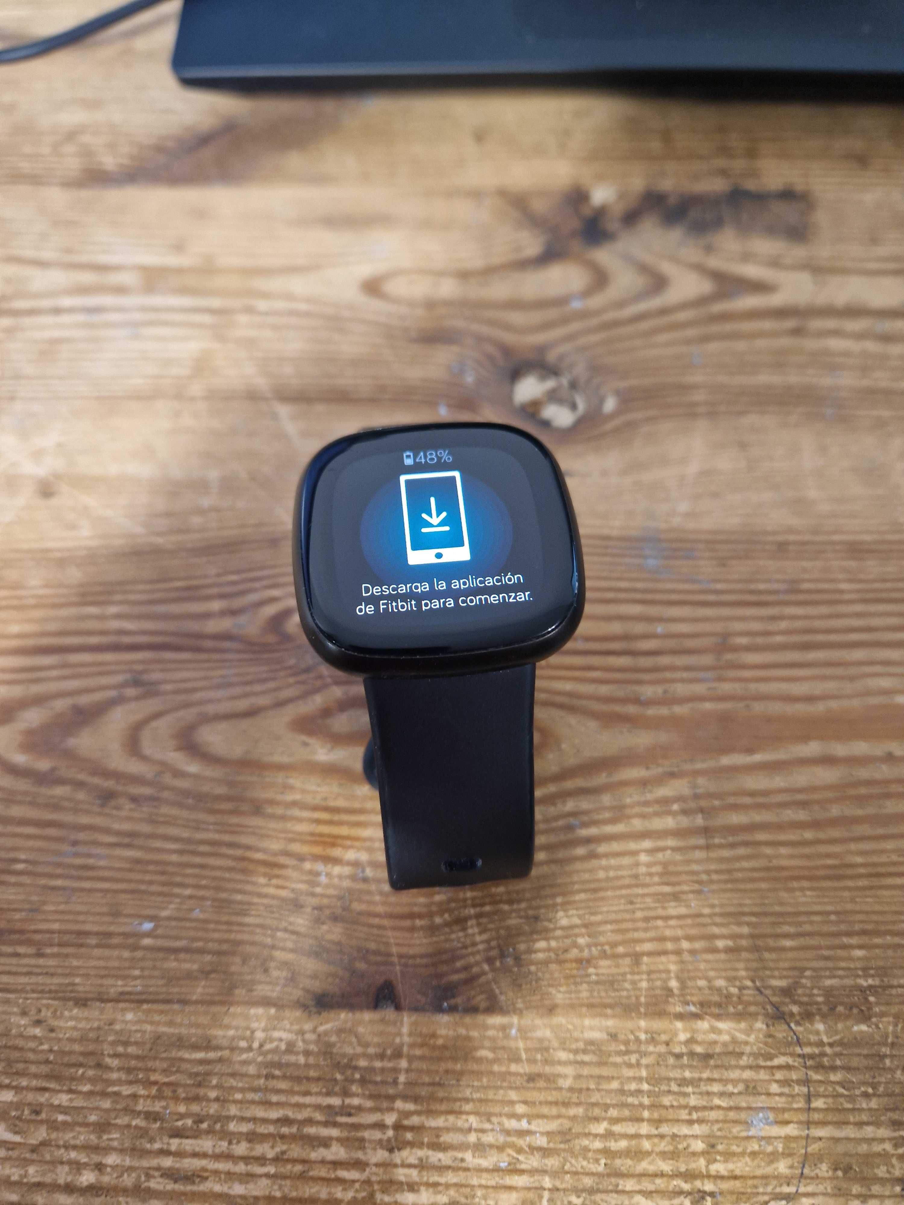Smartwatch Fitbit Versa 3 czarny (2587)