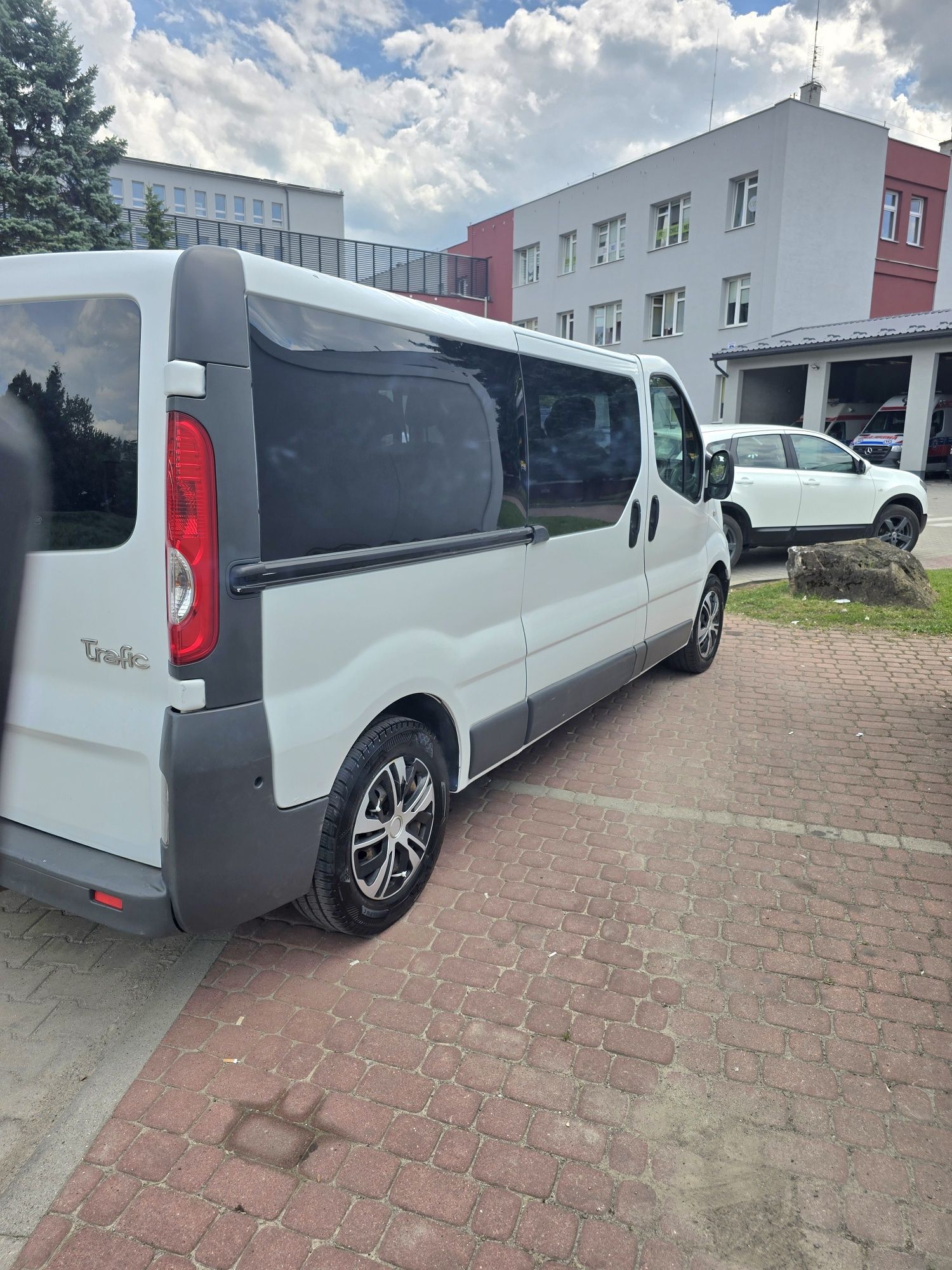 Renault trafic 2010 r 2.0 d 9 os long