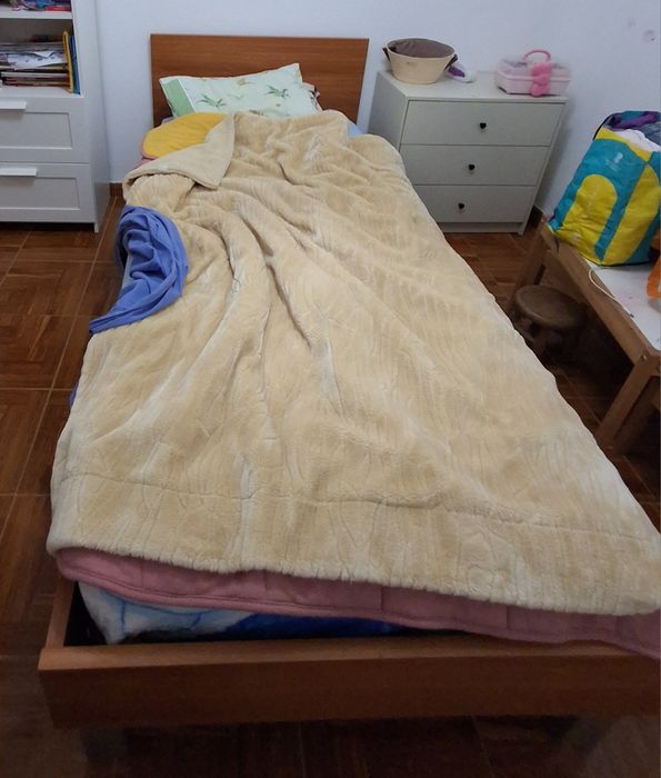 Cama de solteiro com estrado e colchão