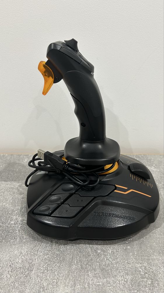Thrustmaster T.16000M – joystick w bardzo dobrym stanie
