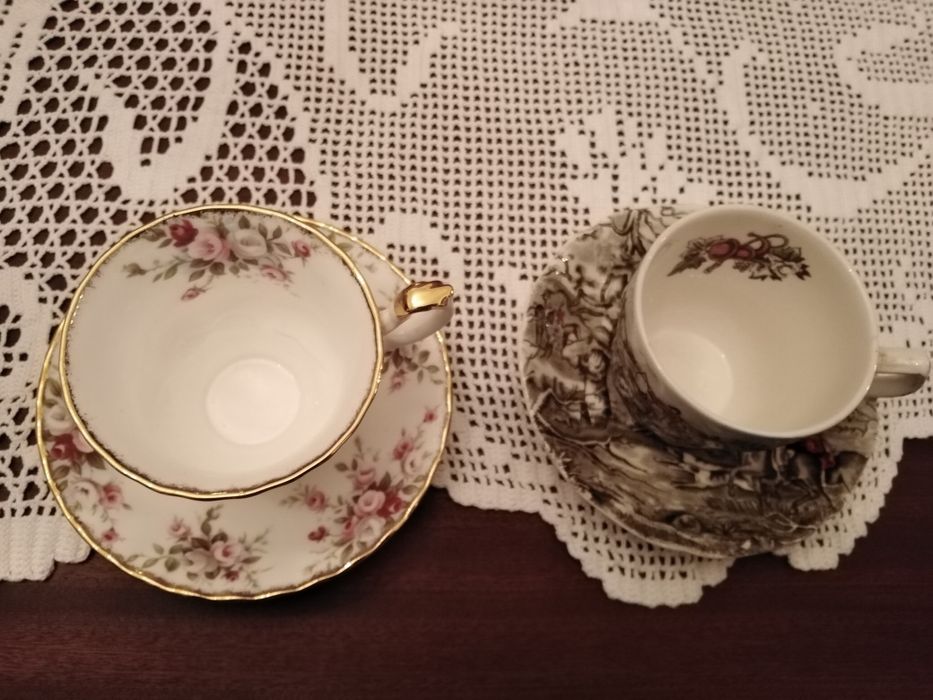 2 Chávenas de Chá em Porcelana da Royal Albert e da Johnson Bross
