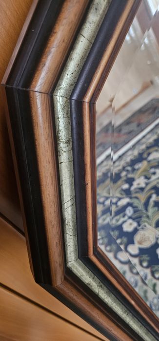 Espelho antigo com tons de dourado